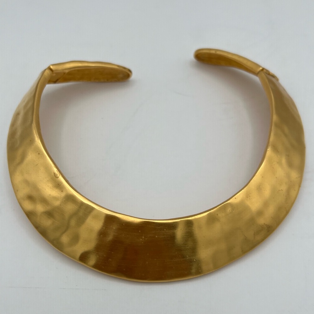 Givenchy 1980’s Vintage Hammered Collar Necklace - Picture 2 of 6
